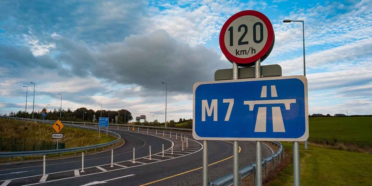 Segnale dell'autostrada M7 e limite di 120 km/h su una strada irlandese.