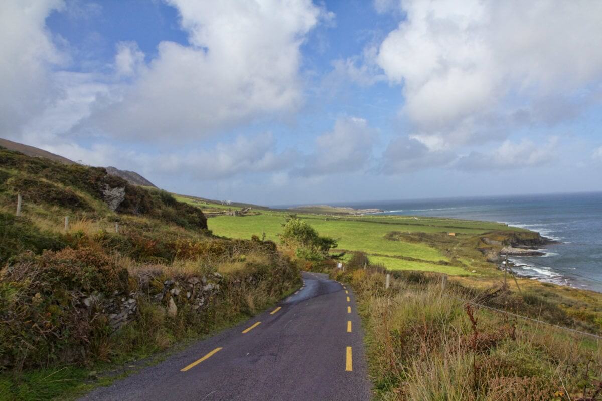 Strada stretta lungo la costa della Wild Atlantic Way senza linea centrale.